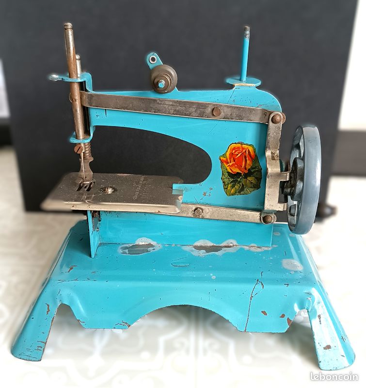 Machine à coudre Macousette en plastique et bois, jouet enfant années Machine à coudre Macousette en plastique et bois, jouet enfant années