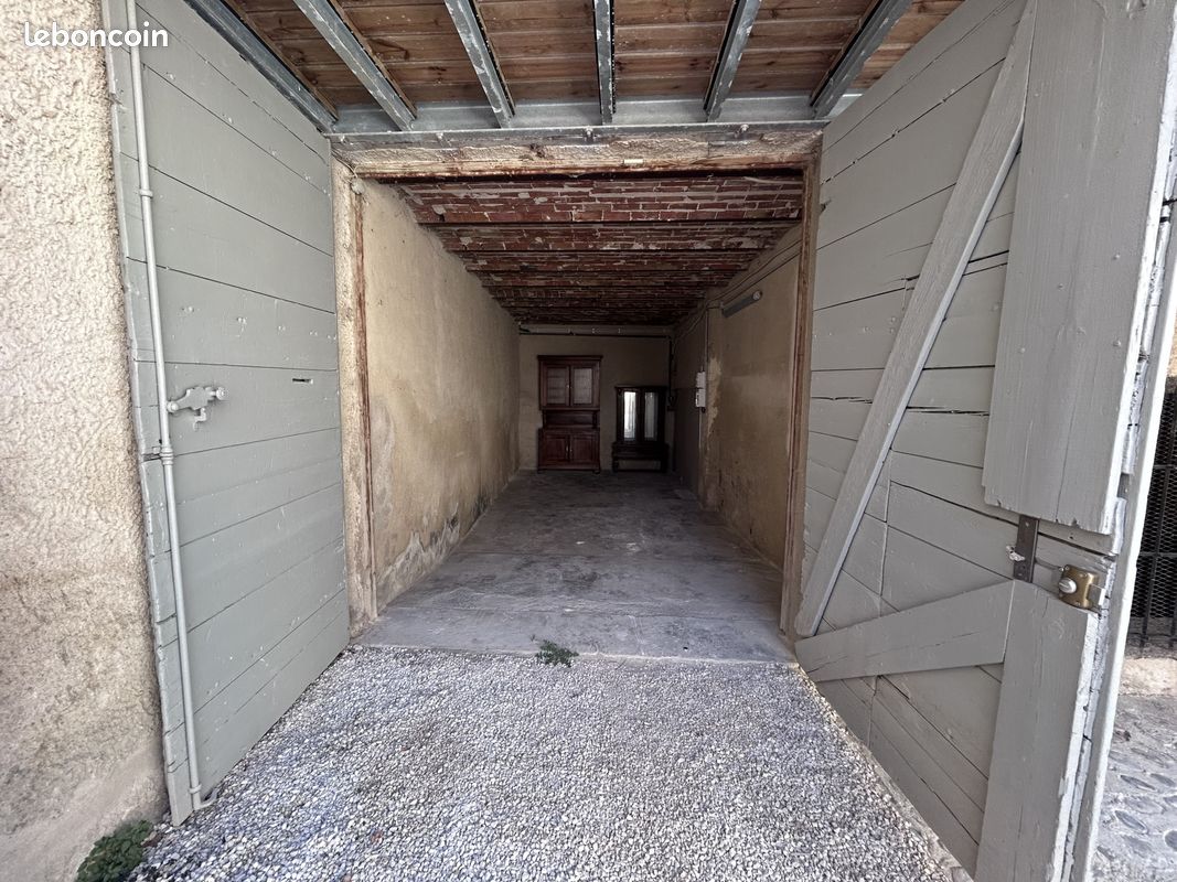 Parking 21 m² · à La Roque-d'Anthéron · 21 m² · 130 €/mois