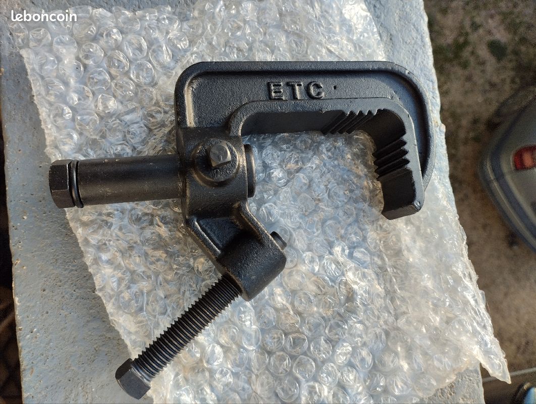 Pince acier en C de marque ETC (image 1)