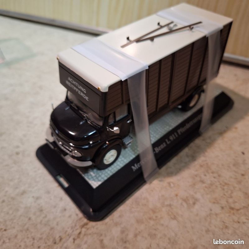 Miniature Mercedes L911 Transport De Chevaux – Premium ClassiXXs 1/43 – Neuf Sous Boîte