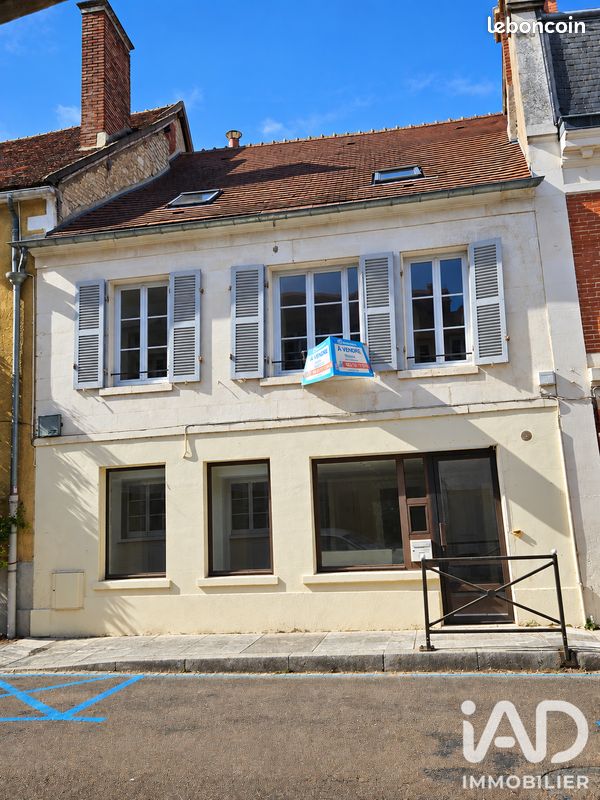 Maison 8 pièces 211 m² · à Coulanges-la-Vineuse · 211 m² · 195 000 €