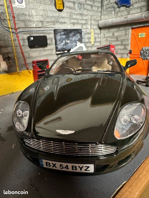 Aston Martin DB9 verte foncée - Solido (échelle 1/18ème