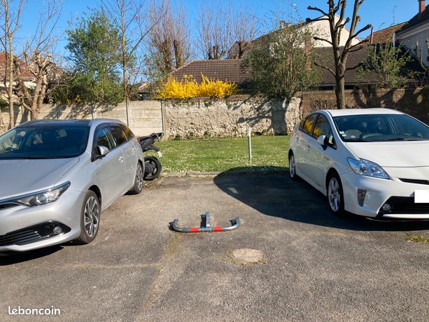 Emplacement parking Groslay place voiture près de la gare