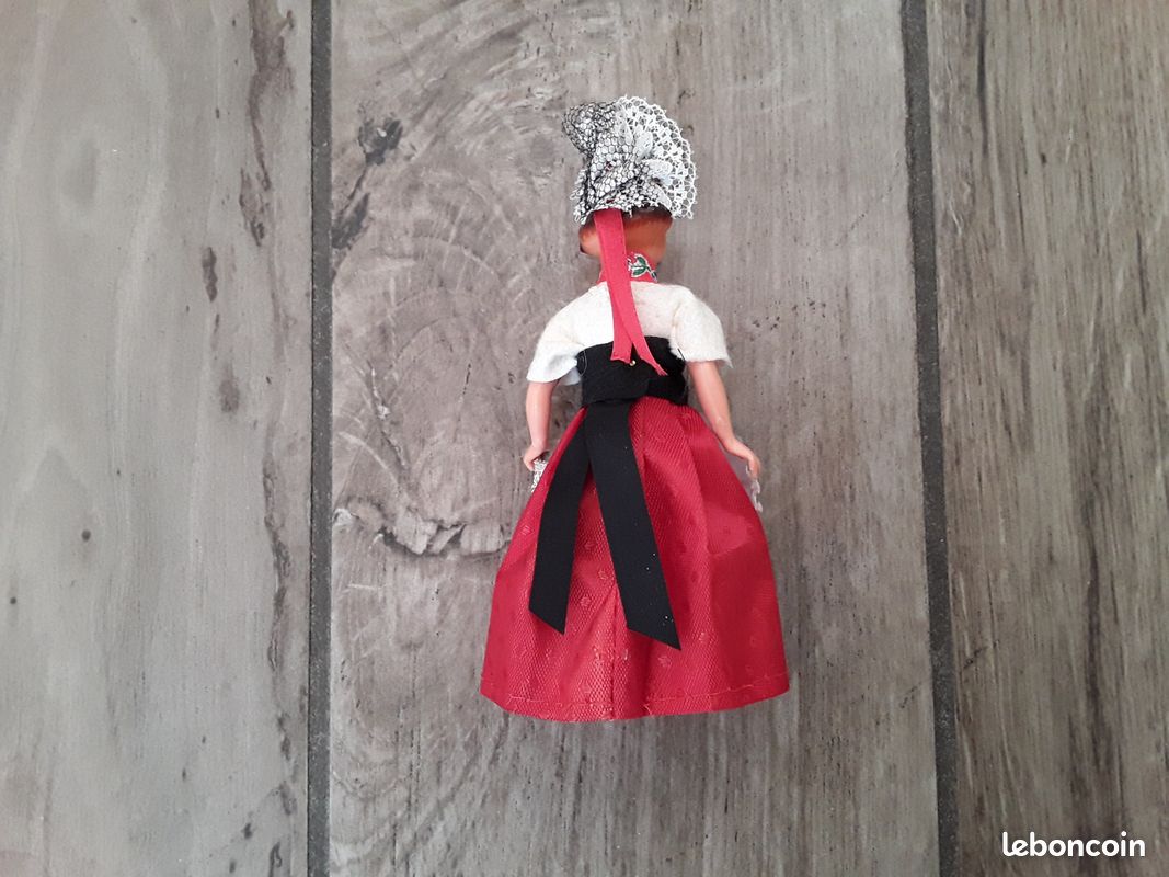 Poupée de costume d'alsace - France