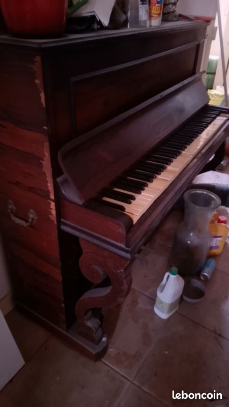 Piano (image 1)