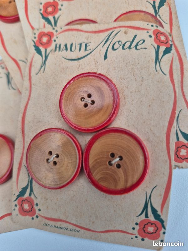 Lot De 8 Boutons Vintage Rouges à Pied - Diamètre 2,2 Cm, Référence 5783, D'occasion