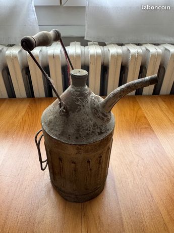 Ancien petit bidon / Récipient / Avec bec verseur / Pour liquide