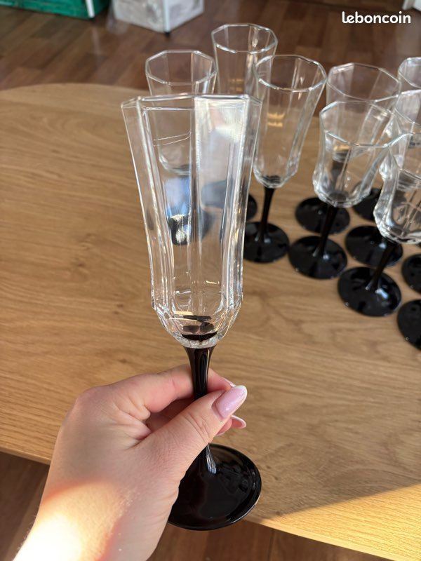 Verre a vin gravé – Table de cuisine