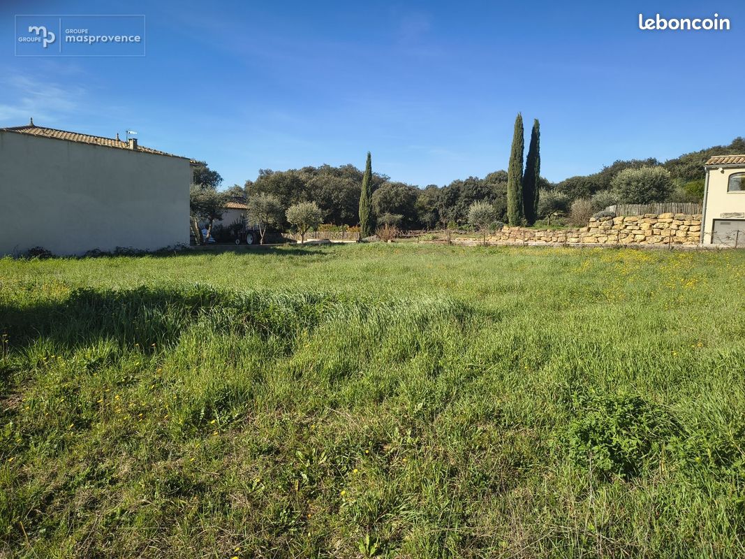 Terrain à bâtir de 700 m² à CASTILLON-DU-GARD (30) · 160 000 €
