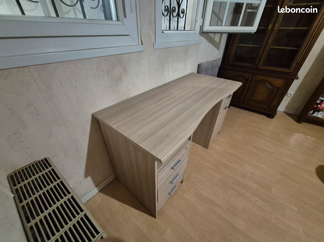 Bureau (image 2)
