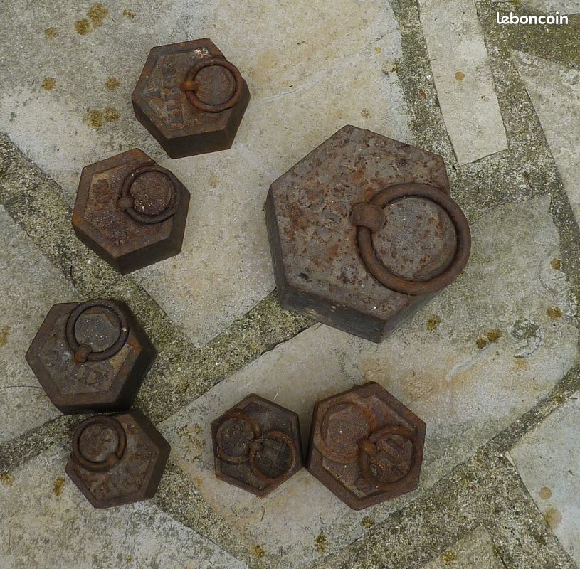 Série 7 poids anciens en fonte pour balance type Roberval (image 1)