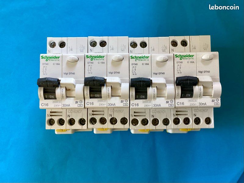Disjoncteurs différentiels Schneider C16A 30mA type SI ( différentiels type F ou FSI ) pour prises VE (image 1)