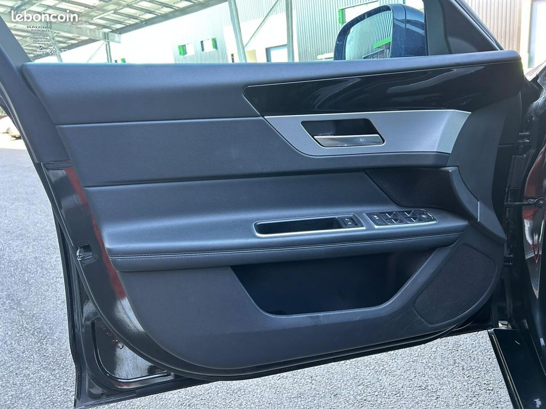 JAGUAR XF 2.0 D - 180 - BVA - Stop/Start 2015 BERLINE Prestige PHASE 1 GARANTIE 6 MOIS (image 23)