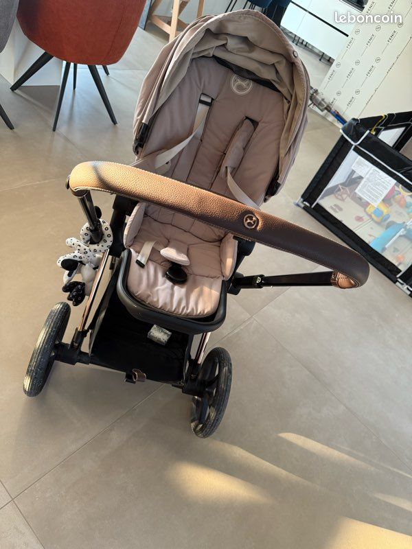Lot cybex , nacelle et cosy poussette châssis et isofix et protection pluie (image 7)