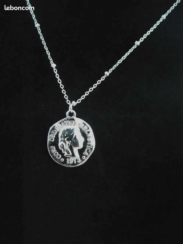 Collier medaillon argenté (image 1)