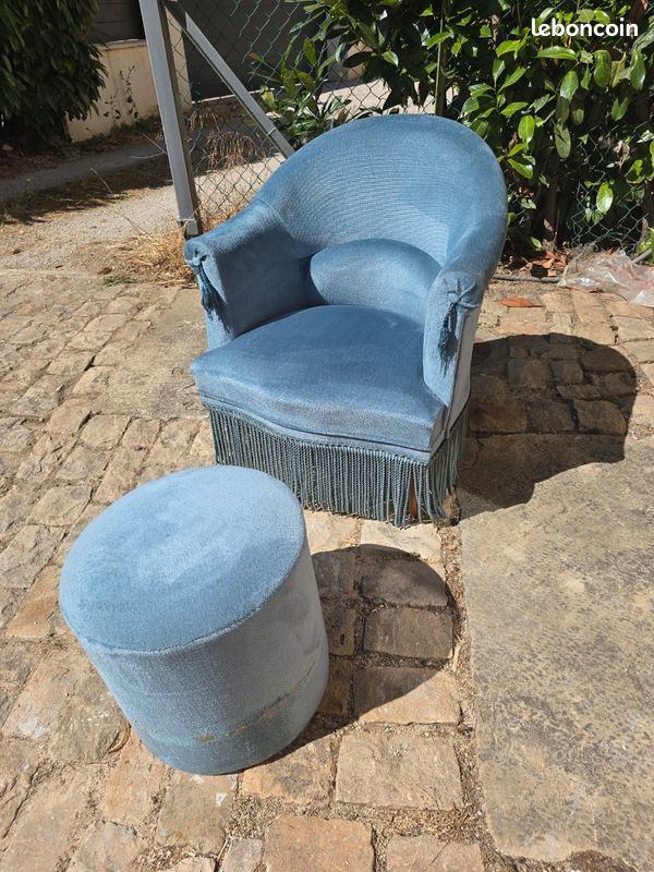 Fauteuil crapaud ancien + pouf assorti - velours bleu à franges (image 1)