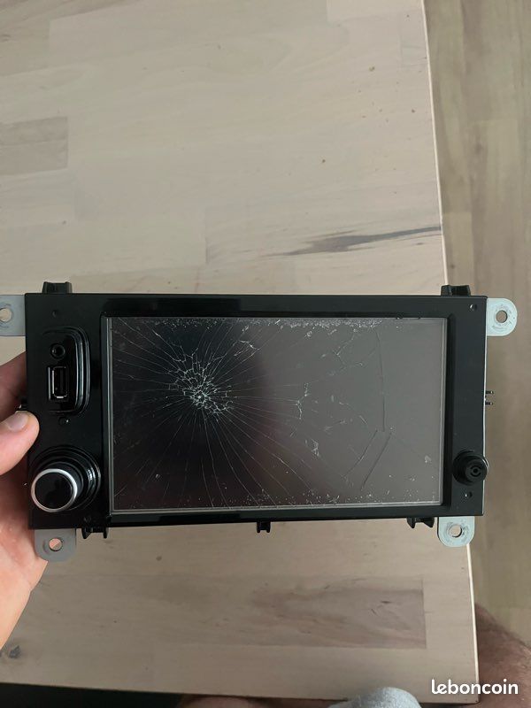 Autoradio Renault Clio 4 fonctionnel avec écran fissuré dont le tactile ne marche plus (image 1)