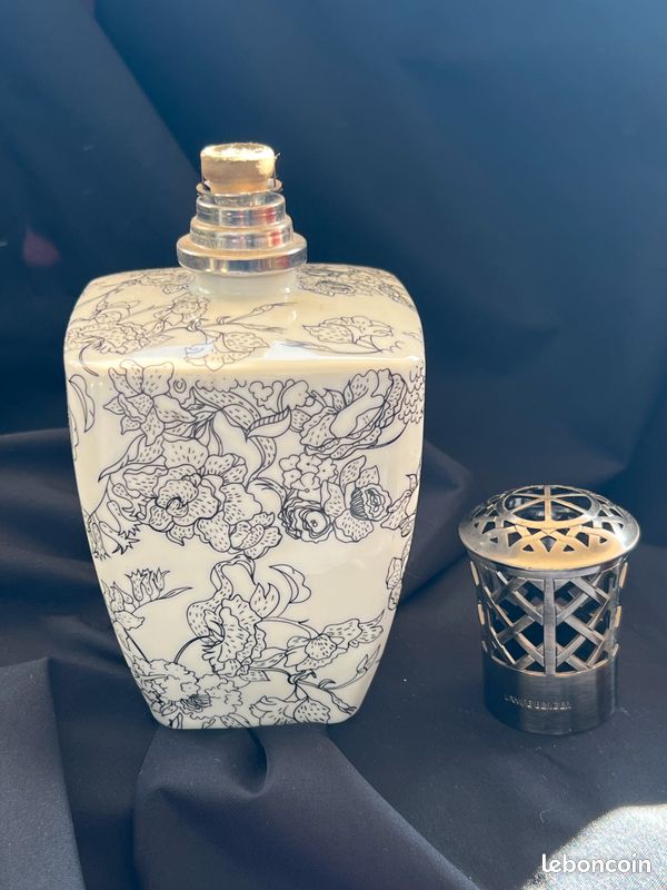 Lampe Berger Paris – Modèle Floral Noir Sur Porcelaine Blanche – Monture Ajourée – D'occasion Parfaite