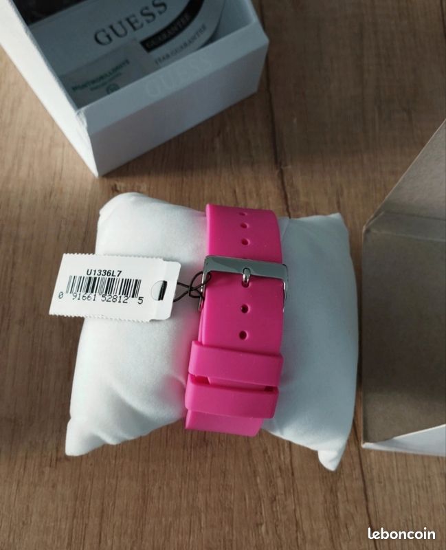 Montre femme à quartz rose fuschia silicone Guess (image 3)
