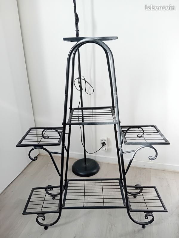 Étagère en fer forgé noir pour plante (image 1)