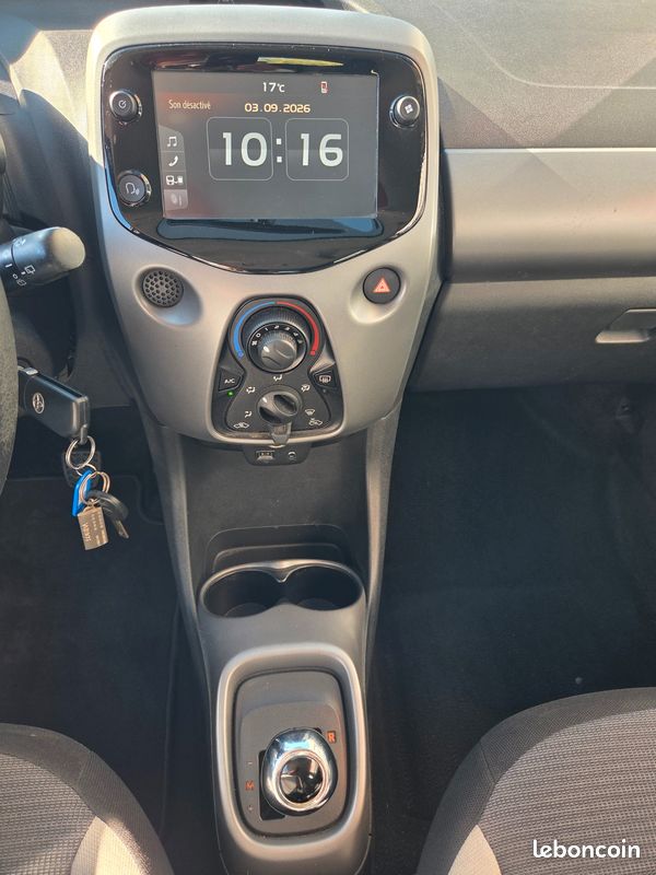 TOYOTA AYGO 1.0 VVTI 70 BOITE AUTO GRAND ECRAN CARPLAY 1er MAIN ENTRETIEN ET GARANTIE TOYOTA (image 20)