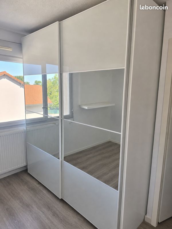 Grande armoire avec portes coulissante (image 1)