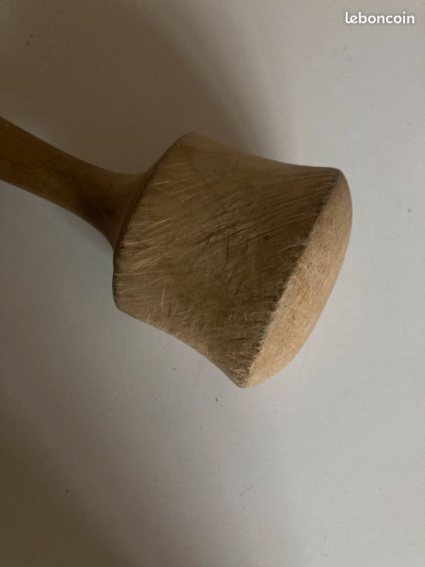 Grand pilon ancien en bois tourné