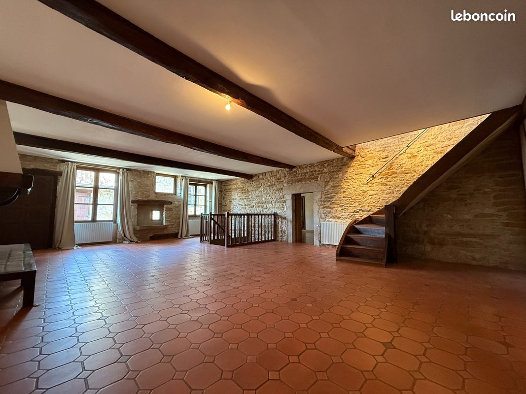 Maison 8 pièces 250 m² · à Val-Revermont · 250 m² · 1 390 €