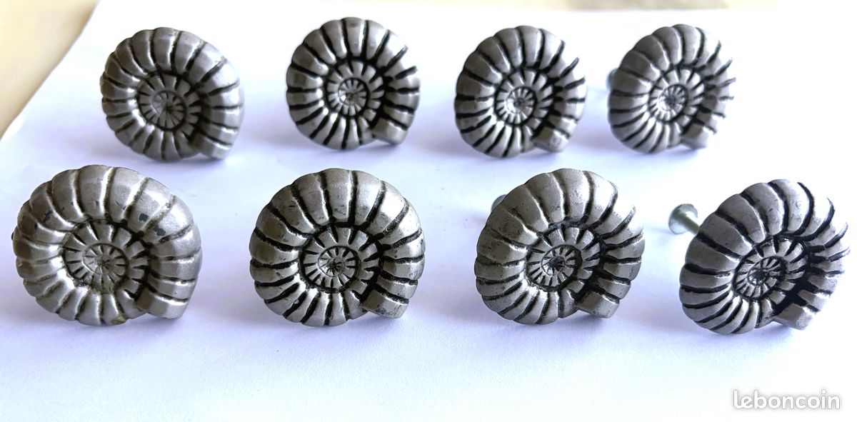 8 BOUTONS DE PORTE OU TIROIR COQUILLAGE métal (image 1)