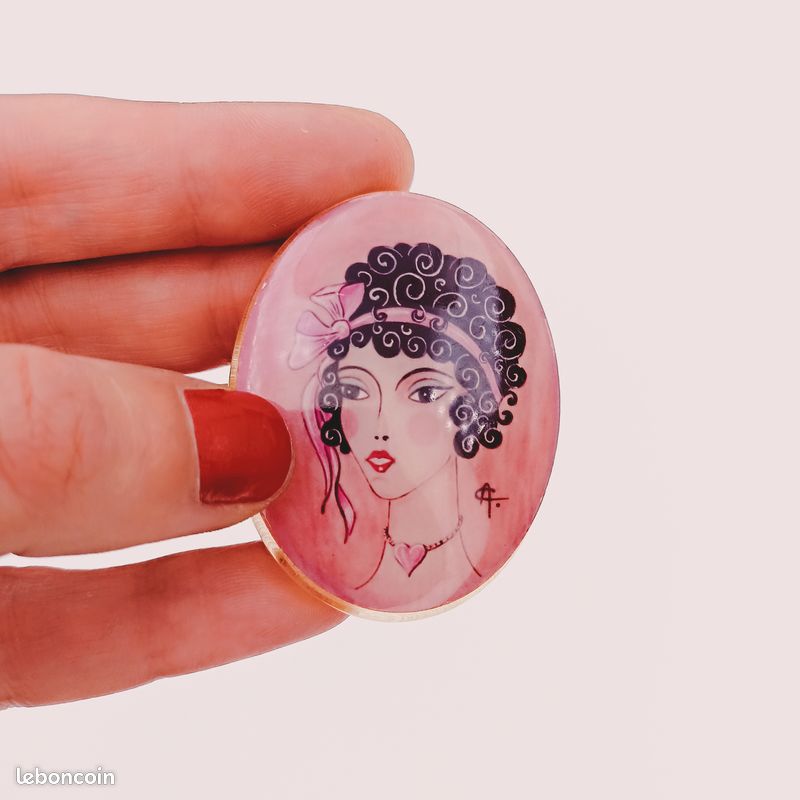 Broche Art Déco Femme Profil Chapeau Violet - émail Et Couleur Or - Vintage 2764