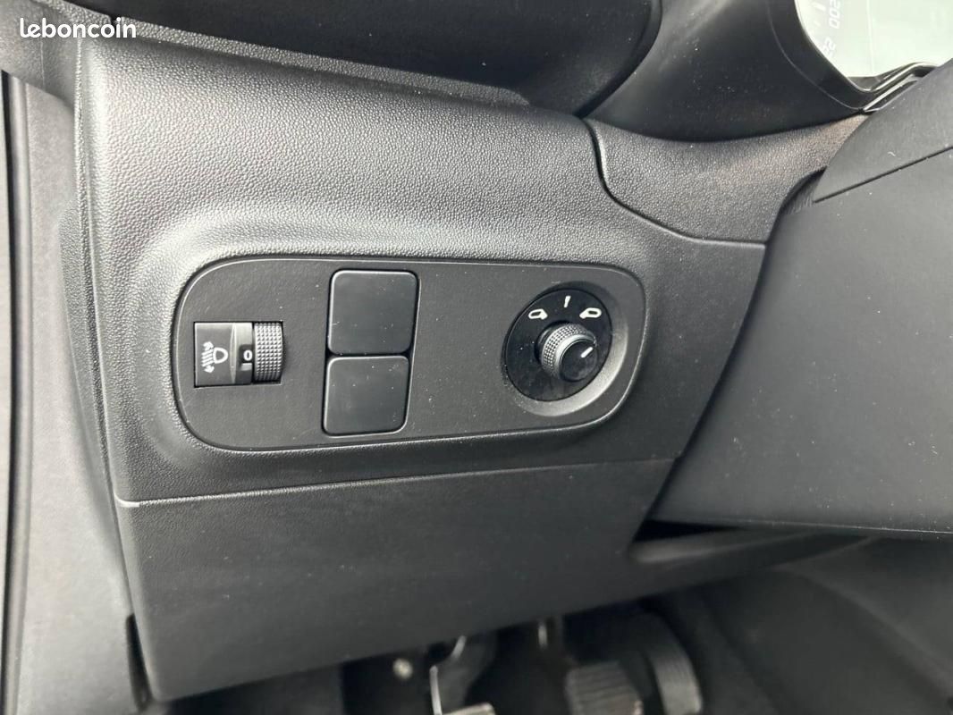 Citroën C3 PureTech 83 S&S BVM5 - Feel Pack (image 24)