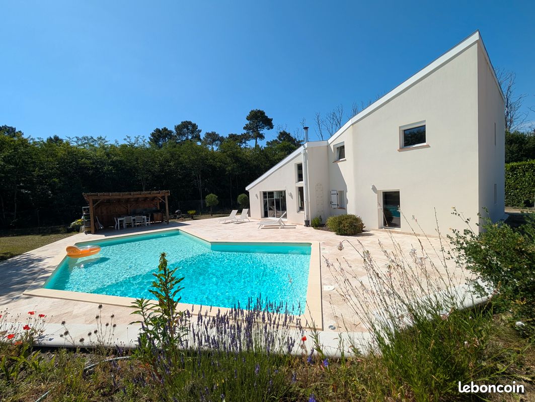 Maison 8 pièces 260 m² · à Saint-Médard-en-Jalles · 260 m² · 3 200 €