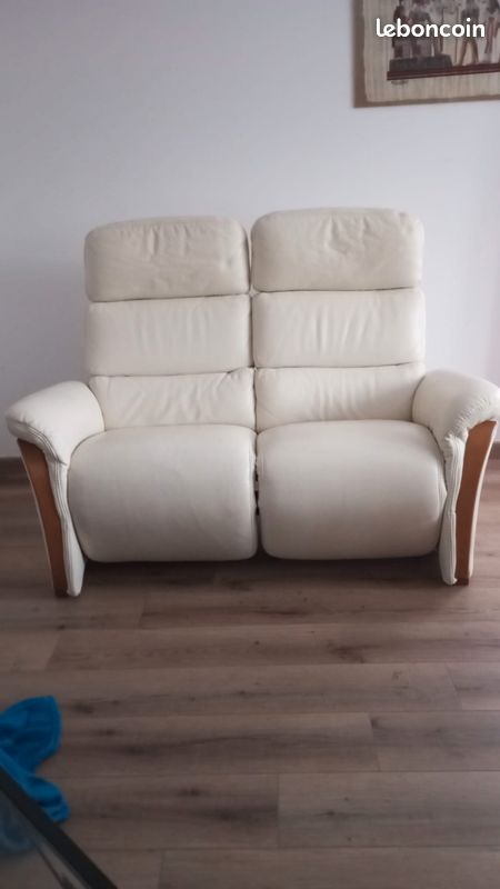 Canapé 2 places inclinable en cuir beige (image 1)
