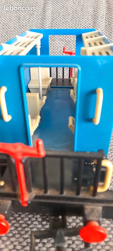 Voiture playmobil 4x4 bleu avec deux personnages et un petit coffret - Label Emmaüs