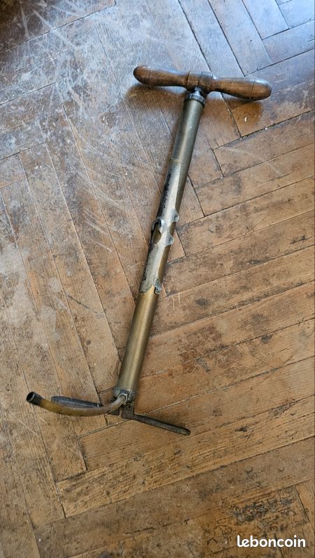 Pompe ancienne en cuivre (image 1)