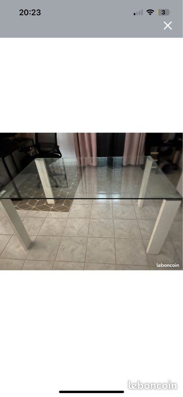 Table avec plateau en verre (image 1)