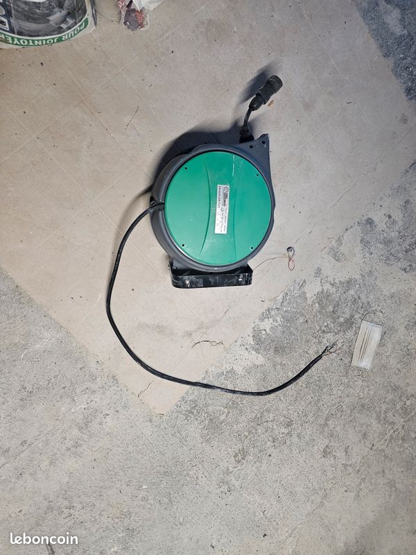 Vend enrouleur electrique type garage 18 m très peut servi (image 1)