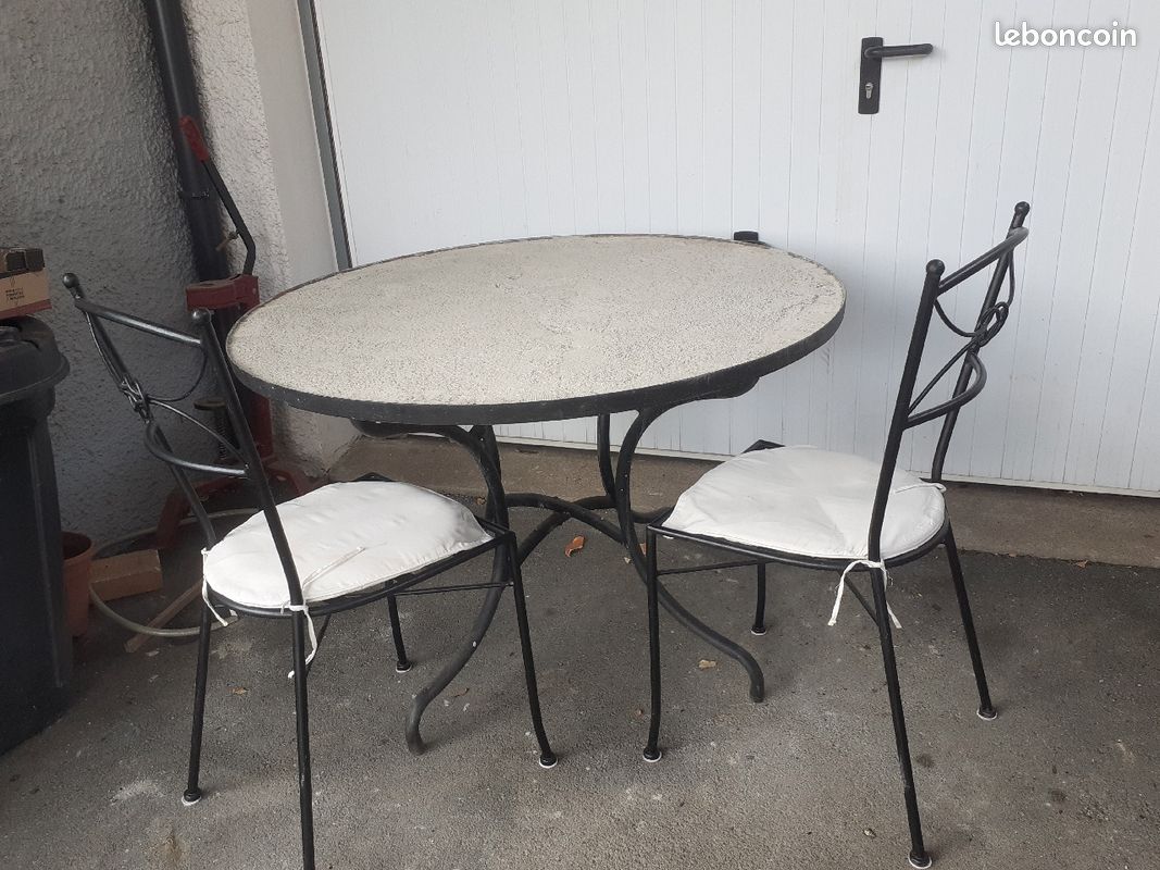 4 chaises plus table en fer forgé (image 1)