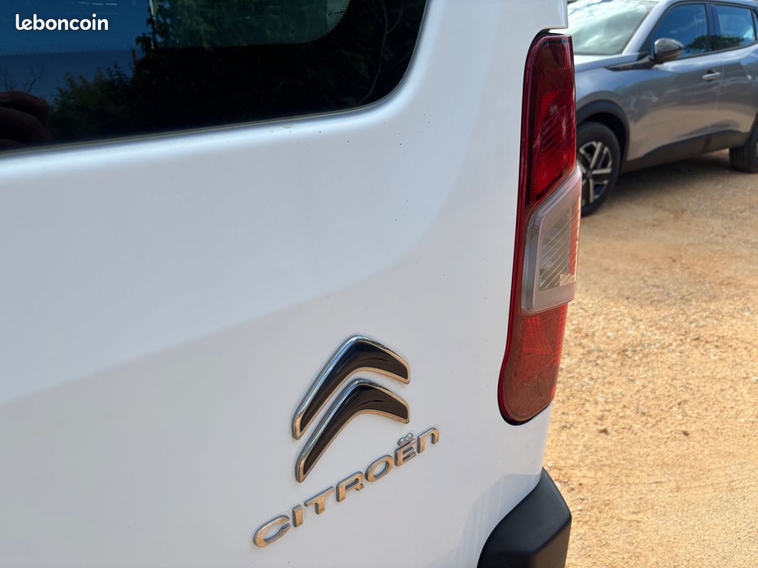 Citroën BERLINGO FOURGON XL 2021 Cabine Approfondie 1.5 BlueHDi 102 cv SUIVI COMPLET {TVA RECUPERABLE - GPS - CARPLAY} (image 15)