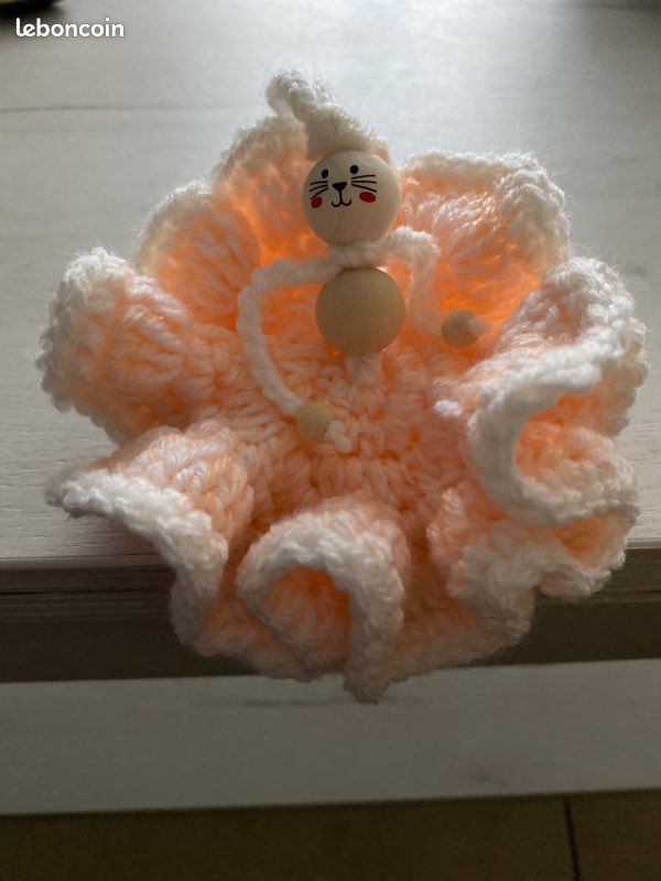 Danseuse porte clé au crochet (image 1)