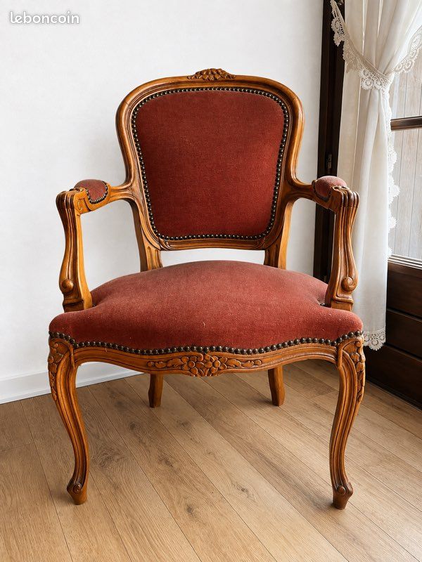 Fauteuil ancien style Louis XV cabriolet structure en bois sculpté et assises en tissu velour vieux rose (image 2)