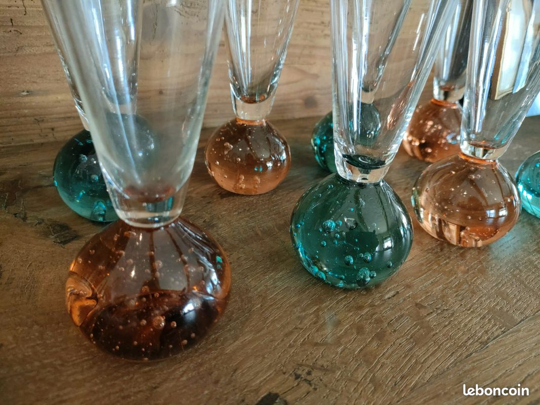 Lot de 4 verres a vin en verre soufflé et bullé, ligne duo, de style verrerie de biot, non