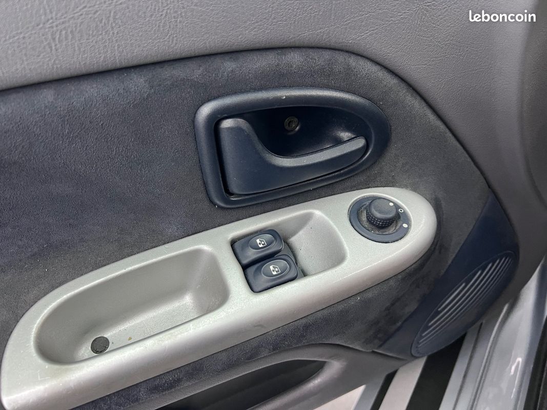 Renault Clio 3.0 V6 230ch/N°1609/Distribution Neuve/Clim (image 21)