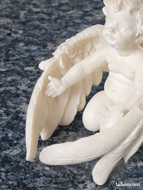 Angelot agenouillé en céramique (image 4)