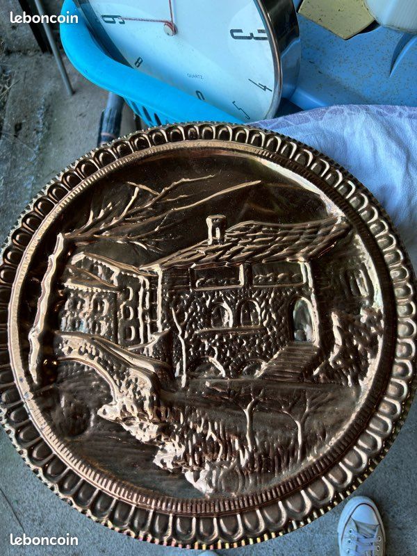 Assiette en cuivre repoussé (image 1)