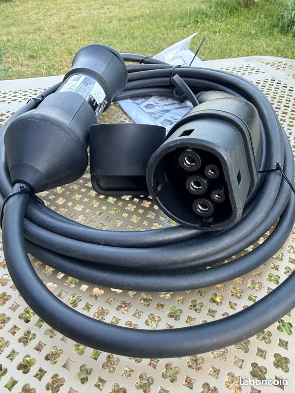 Câble de recharge domestique Volvo Type 2 8A (image 3)