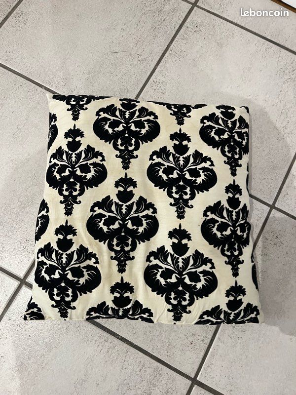 Coussin baroque noir et blanc (image 1)