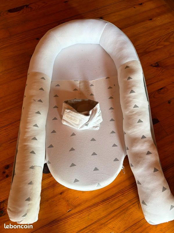 Réducteur de lit / cocon bébé avec ceinture de maintien – Très bon état (image 1)