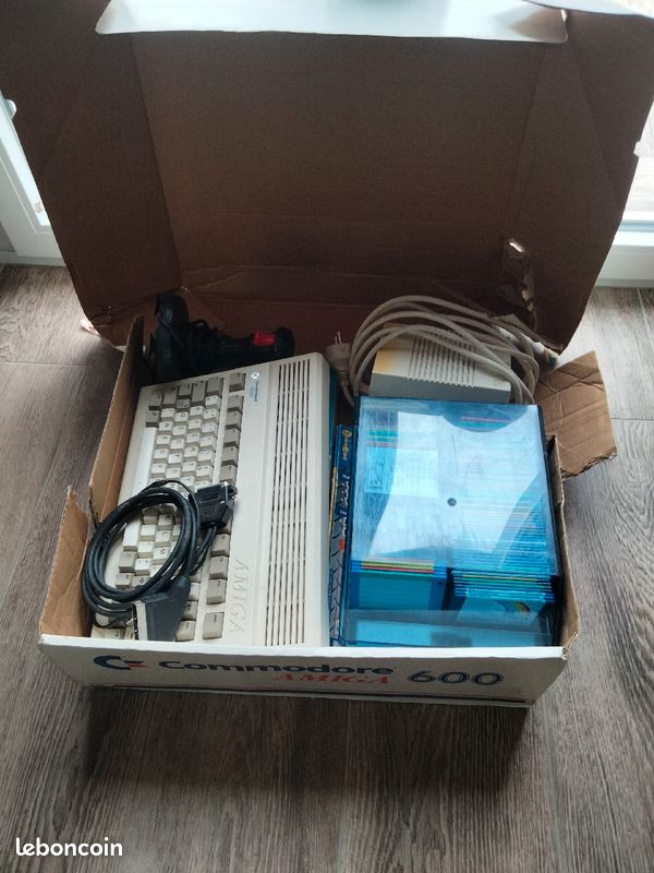 Ordinateur vintage AMIGA 600 (image 2)