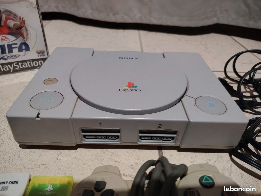 Playstation 1 Sony avec manettes câble carte mémoire et 2 jeux (image 4)
